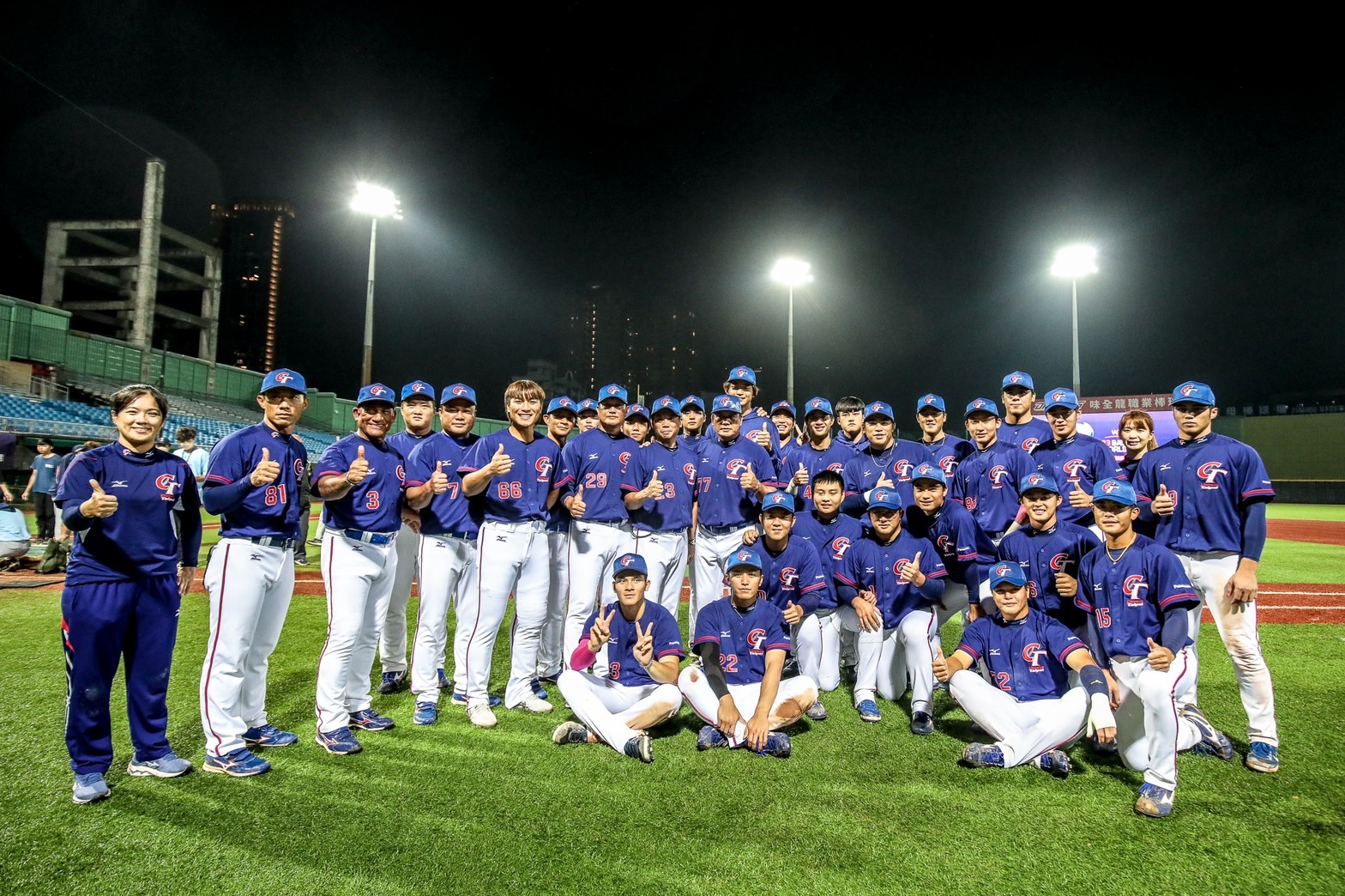 (圖)Taiwan’s 2022 WBSC U-23 Baseball World Cup team happily had a group photo taken after taking third place.